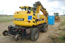 Zweiwegebagger der Firma Spitzke - Longo.Hier wurde eine Schutzweiche ausgebaut und eine neue Weiche f�r das Ausweichgleis montiert. 17.7.2010