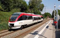 Im leichtem Gef�lle beschleunigt Triebwagen 1002-1 als S28 Mettman-Kaarster/See aus dem Haltepunkt Erkrath/Nord in Richtung D�sseldorf-Gerresheim. Sonntag 18.Juli2010