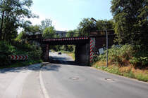 Vorletzte Br�cke an der alten Rheinischen Eisenbahn bei D�sseldorf Gerresheim an der Kreisstra�e7, nach links m�ndet die Strecke in den Bahnhof und nach rechts geht es weiter nach Mettmann. 18.7.2010