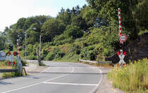 Bahn�bergang in H�sel, hier kreuzt sich die Stra�e in Richtung Breitscheid mit der Bahnstrecke D�sseldorf - Essen.18.7.2010