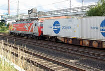 Nachschu� auf die  Breitseite  der 189 065-6 mit einem Containerzug in Grevenbroich am 17.7.2010.