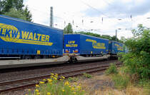 Niederl�ndischer Tragtaschenwagen Sdggnrs beladen mit Aufliegern der Spedition LKW Walter bei der Durchfahrt durch den Bahnhof Neuss-Norf am 17.7.2010