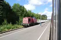 KUBE CON 11 durchfuhr mit einer Schwesterlok (am Zugende) mit einem Holzzug den Bahnhof Scherfede. Der RE aus dem das Bild aufgenommen wurde hatte danach + 15 min, 15.07.2010.
