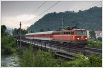 Zum Zeitpunkt dieser Aufnahme w�rde diese Stelle zw. Kapfenberg und Bruck a.d. Mur mit Blick auf die Burg  Oberkapfenberg im sch�nsten Licht liegen, aber das Wetter machte mir am 15.7.2010 beim Milit�rzug SGAG 90141 von G�pfritz nach Kalsdorf einen gewaltigen Strich durch die Rechnung. Ein heftiges Gewitter zog auf, aber frei nach dem Motto „Nur die Harten kommen durch“ habe ich im Endeffekt doch noch auf den Zug gewartet, da er mit 1042 041 bespannt war. Zus�tzlich wollte der TFZF unbedingt das Ergebnis sehen ;-). Das in dem Fall ein Foto �berhaupt noch m�glich war, habe ich rein meiner D700 zu verdanken. (siehe Exif) 