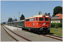 Sonderzug E 16245 von Wien FJB nach Bad Radkersburg am 10.7.2010, ab Spielfeld-Stra� mit 2043 005 bespannt, aufgenommen beim Halt in Mureck.