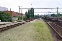Am nur mehr bei �berlangen Z�gen benutzem Bahnsteigende des MAV Bf. Tatabanya kann man die fr�here Bahnsteigh�he sehr gut erkennen. 19.Juli 2010.