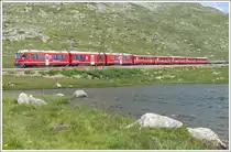 R1656 mit ABe 8/12 3502  Friedrich Hennings  am Lej Pitschen auf der Nordseite des Berninapasses. Am Schluss h�ngen noch zwei leere Stammholzwagen. (14.07.2010)