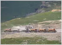 Schotter-, Sand- und Kiesverladestelle in Ospizio Bernina. Die Kiesgrube befindet sich auf der andern Seeseite unterhalb des Cambrenagletschers. (14.07.2010)