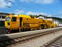 J.M�ller.AG - Gleisunterhaltsmaschine VTmas 40 85 95 81 910-8 abgestellt im Bahnhof Huttwil am 04.06.2010
