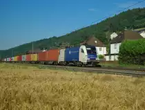  Ein Zug im Kornfeld : ES 64 U2-023 mit Containerzug in Fahrtrichtung Norden. Aufgenommen am 08.07.2010 bei Ludwigsau Friedlos.