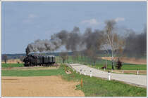 Stra�e und Schiene gehen hier getrennte Wege. 93.1420 am 22.4.2010 mit ihrem Fotoperser von Retz nach Drosendorf kurz nach Langau aufgenommen.