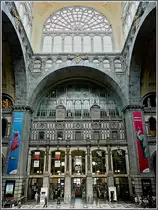 Ein Blick in die Schalterhalle bis hinauf in die Kuppel des Bahnhofs Antwerpen Centraal. 23.06.10 (Jeanny)
