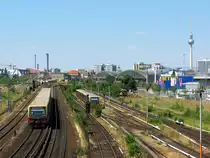 Da ja auch S Bahnen nicht ewig fahren mal ein Bild von einer. Links eine S 3 nach Friedrichshagen und rechts versteckt sich eine S 75 nach Wartenberg.