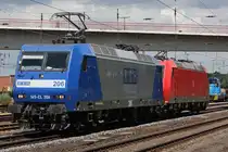 RBH 206 zieht am 15.7.10 185 053 durch Duisburg-Entenfang
So wie es aussieht hat sich ie 185er von DB wohl den Stromabnehmer etwas demuliert