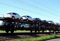 Laacks Autotransporter in einem gemischten G�terzug bei Geilenkirchen, Donnerstag 3.Juni 2010