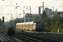 Im letzten Abendlicht des 02.07.10 schiebt 111 035 den RE aus Salzburg am Heimeranplatz vorbei