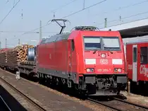 185359-7 karrt bei Passau-Hbf einen G�terzug Richtung �sterreich;100710