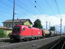 1116 077-7 zieht einen Kesselwagenzug bei Marchtrenk Richtung Wels;100713