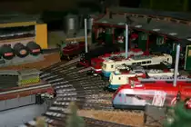 Ringlokschuppen bei den St. Augustiner Modellbahnern. Der Ringlokschuppen auf dieser Anlage hat ein Fassungsverm�gen von 20 Lokomotiven. Da wir aber selten so viele Dampfmodelle haben stehen vielfach Elektrolokomotiven oder Diesellokomotiven im Lokschuppen.