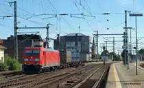 185 327-1 hat am 20.07.10 einen Containerzug am Haken und durchf�hrt hier gerade Neum�nster auf dem Weg �ber Padborg Richtung D�nemark.