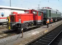 12.7.2010 12:02 DB AG Baureihe 333 678-1 koppelt gerade eine E40 des DB Museums N�rnberg im N�rnberger Hauptbahnhof an.
