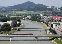 Ein BLB Flirt als S3 nach Golling-Abtenau am 20.Juli 2010 auf der Salzachbr�cke.