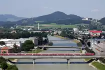 RE 30017 von M�nchen Hbf nach Salzburg Hbf �berquert am 20.Juli 2010 kurz vor dem Zielbahnhof die Salzachbr�cke. 