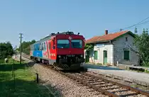 Jursici, am 11.07.2010. 7122 002 ist nach Pula unterwegs.