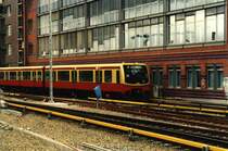Eine S-Bahn der BR 481 bei der Ausfahrt aus Berlin Ostbahnhof.