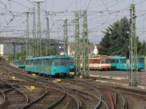 Frankfurter Stadtbahnwagen -

U-Bahntriebwagen vom Typ U2 und U4 im Betriebshof Heddernheim.
Die frühere Farbgebung in Orange und Grau war viel ansprechender.

01.09.2005 (M)