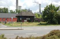 Das war das Stellwerk Gustorf Fahrdienstleiter an der Erfttalbahn, es war f�r dem Werksanschlu� der Kraftwerks Frimmersdorf, f�r den Bahnhof, als auch f�r den links neben dem Geb�ude befindlichen Bahn�bergang zust�ndig. Foto vom 24.7.2010