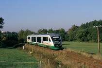 Am 22.09.2003 war VT11 auf der Schleizer Strecke im Einsatz, dieser hat soeben als VBG82134 Schleiz verlassen. Von Schleiz ist hier nur noch der Turm der Stadtkirche zu sehen. (KB-Dia)