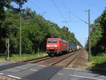 152 018-8 mit einem Gterzug von Emden in die Richtung Salzbergen bei  Neudrpen am 16-7-2010.