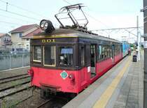 Grunddaten der Chshi-Bahn (Chshi Dentetsu,  elektr.Bahn von Chshi ): Sie beginnt im Fischerhafen Chshi an der Spitze der in den Pazifik ragenden Halbinsel direkt stlich von Tokyo und fhrt zum 6,4km entfernten Fischerdorf Tokawa. Sie ging 1998 und wieder 2006 pleite und konnte nach Veruntreuung von Geldern durch die alte Direktion sich nicht refinanzieren. Schliesslich brachte sie durch eine berhmt gewordene Verkaufsoffensive von schmackhaften rice crackers und einen Untersttzungsverein genug Geld zusammen fr eine minimale Revision eines Wagens und der Anlagen. Im Bild ist ein Zug gerade in Chshi eingetroffen, 1.Juli 2010. 