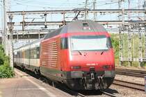 460 098 am 20.07.10 in Muttenz mit IC Chur - Basel