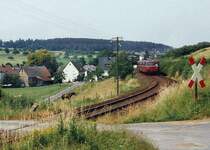 Schienenbus Richtung Wilhelmsdorf bei Einfahrt in die 180-Grad-Kehre - links die letzten H�user des typischen Stra�endorfes Hundtstadt, 1. H�lfte der 1980iger Jahre.