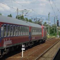 Sommerzeit ist Kreuzfahrzeit. 110 231-8 wartet im Potsdamer Hauptbahnhof auf Ausfahrt. Am Haken hat sie einen Sonderzug, der Kreuzfahrgste der 'Norwegian Sun' (Reederei: Norwegian Cruise Lines) nach einem Tagesausflug zurck nach Warnemnde bringt. Mit zwlf Schnellzugwagen drfte das der lngste Zug sein, den Potsdam seit langem gesehen hat. 2010-07-25.