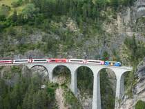 Ein RE nach St. Moritz, der merkwrdigerweise 5 Glacier Express Wagen und ein Wagen der Matterhorn-Gotthard Bahn vor den normalen Regio Wagen hatte fhrt kurz vor Filisur ber das Landwasserviadukt.