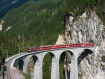 Es gibt zwar schon viele Bilder vom Landwasserviadukt bei Filisur, trotzdem hoffe ich dass euch meine Bilder gefallen. Hier passiert ein Re nach Chur am 6.7.2010 die Brcke.