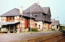 Bahnhof Hundtstadt, dessen �hnlichkeit mit dem Hasselborner Bahnhof und dem ehemaligen Heinzenberger Bahnhof nicht zu �bersehen ist, 1. H�lfte der 1980iger Jahre.