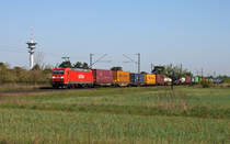 Mit einem KLV-Zug in Richtung Sden passiert die Mannheimer 185 177 am 24. April 2010 den markanten Fernsehturm von Wiesental. Der Zug hat den Haltepunkt der Ortschaft vor wenigen Augenblicken durchfahren.