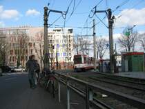 TW 2306 hat mit einem 2. unbekannten Wagen aus der Serie 2200 als Linie 16 mit Fahrziel Srth die Haltestelle  Ubierring  am 10. April 2010 verlassen