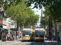 Zwei Straenbahnen kreuzen sich nahe dem Kronenplatz. 20.7.2010