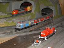 Die STRABAG Nohab mit einem Gterzug und die 111 027 mit einer RB bei einer Doppeleinfahrt in den Bahnhof im Vordergrund wartet eine V90 auf Arbeit. 