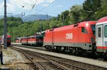 Loktreffen in Payerbach-Reichenau: Whrend 1116 119 den EC653  Stadt Bruck an der Mur  ber den Semmering nach Graz zieht steht in der gegen Richtung ein 1142-Tandem und wartet auf die Weiterfahrt. 6.5.2010