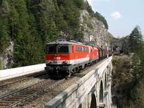 1142-615 und eine 1116 mit einem Gterzug auf dem Krauselklause Viadukt am Semmering am 14.04.2009 