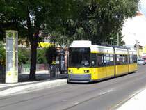 Berlin: Straenbahnlinie 12 nach Mitte Am Kupfergraben an der Haltestelle Prenzlauer Berg Stargarder Strae.(25.7.2010)