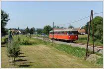 Im Normalfall st�rt ja eine fremde Person am Bild, hier finde ich sie aber ganz witzig. VT 10.02 + VB 10.12 als R 19679 von Graz nach Bad Radkersburg anl�sslich der Feierlichkeiten 125 Jahre Radkersburger Bahn am 11.7.2010 kurz nach Purkla.