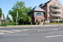 Was hier zum Kiosk mutiert ist, war fr�her(in den 1980-zigern) das Stellwerk Rheydt-Geneicken Fahrdienstleiter. An dieser Stelle war auch der Bahn�bergang D�sseldorfer Str. an dem die O-Busse mit VW-Hilfsmotor �ber die f�r Sie Stromlosestrecke fahren mussten, da die Strecke M�nchengladbach/Odenkirchen elektrifiziert war seit den 1969ziger Jahren.
Im Hintergrund ist auch noch das ehemalige Empfangsgeb�ude zu erkennen, das heute eine Gastst�tte beherbergt. Foto vom 24.5.2010