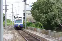 4020 239-2 am 24.Juli 2010 in der ÖBB Hst. Atzgersdorf-Mauer.
Rechts vom Triebwagen erkennt man das ehemalige Aufnahmsgebäude des Bahnhof Atzgersdorf, welches noch aus der Südbahn-Aera stammt und heute als Wohnhaus benutzt wird.